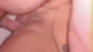 Con điếm Ấn Độ ngực nhỏ thể hiện khả năng lỗ miệng của mình trên một camera pov. Cô gái điếm nhỏ biết làm thế nào để bù đắp set lau xanh sự thiếu hụt của bộ ngực bằng cách thổi kèn tốt.